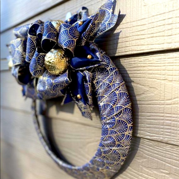 Traditional round blue and gold ribbon wreath - Picture 2 of 3